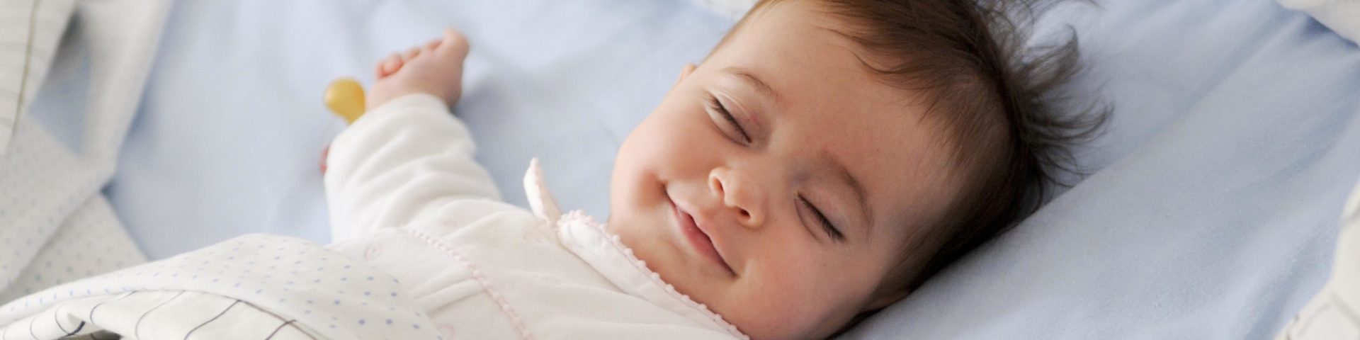 Schönheitsschlaf eines zufriedenen, glücklichen Babys