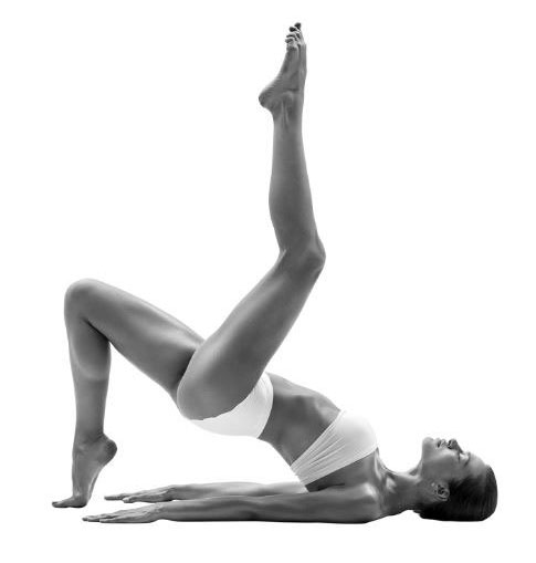 Endermologie junge Frau in Yoga Position
